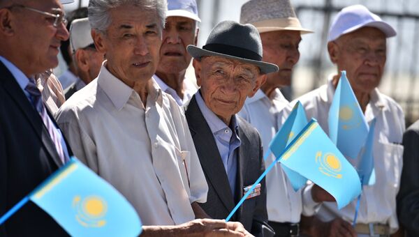 Жители Казахстана с флагами страны. Архивное фото