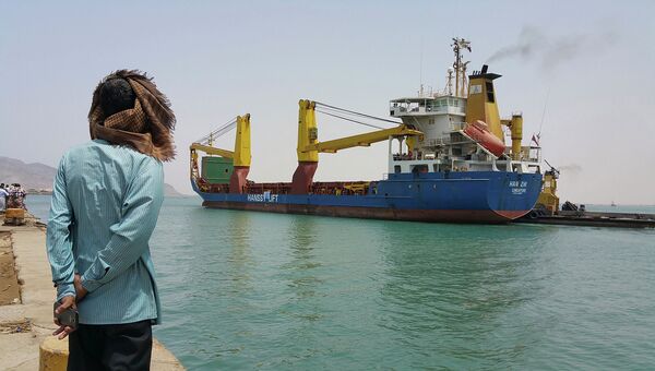 Корабль с гуманитарной помощью Йемену в порту города Аден. Архивное фото