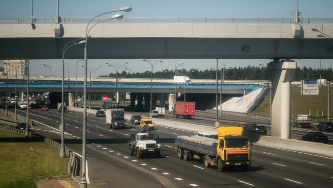 Движение транспорта по автомобильной развязке МКАД, Архивное фото