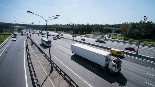 Движение транспорта по автомобильной развязке Московской кольцевой автомобильной дороги (МКАД). Архивное фото