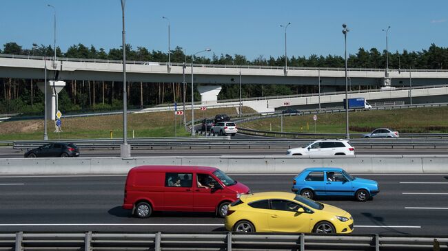 Движение транспорта по автомобильной развязке Московской кольцевой автомобильной дороги (МКАД) и Волгоградского проспекта. Архивное фото