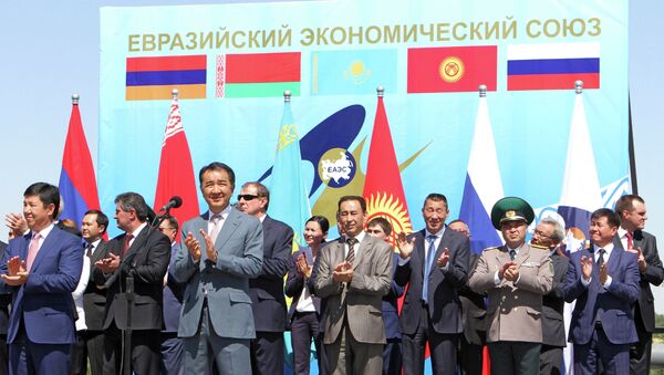 Премьер-министр Киргизской Республики Темир Сариев, первый заместитель премьер-министра Республики Казахстан Бакытжан Сагинтаев (в первом ряду слева направо) на церемонии отмены таможенного контроля на контрольно-пропускном пункте Ак-Жол на границе Киргизии и Казахстана