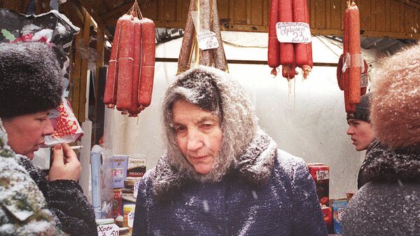 Пожилая женщина на рынке в Москве