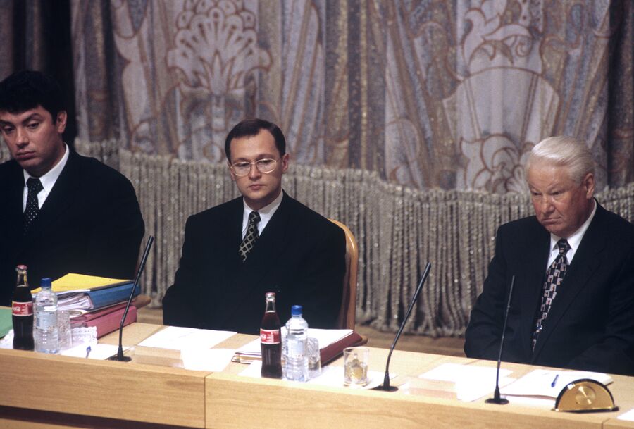 Борис Немцов, Сергей Кириенко и Борис Ельцин на заседании правительства РФ 23 июня 1998