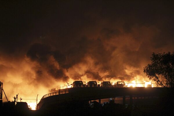 Горящие здания склада опасных веществ в промышленном городе Тяньцзинь