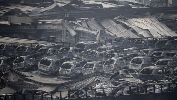 Обгоревшие автомобили на месте взрыва в Тяньцзине