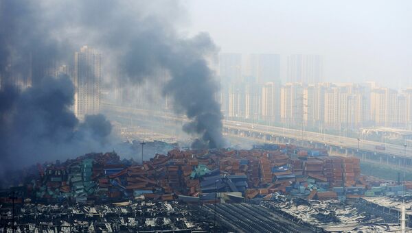 Дым от горящего склада в Тяньцзине
