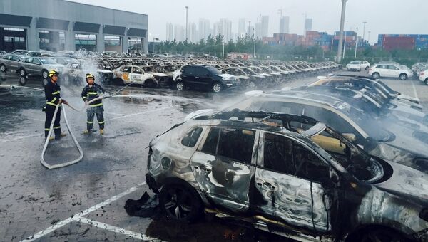 На месте взрывов на складе опасных веществ в промышленном городе Тяньцзинь в Китае
