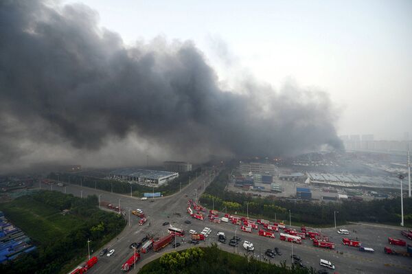 На месте взрывов на складе опасных веществ в промышленном городе Тяньцзинь в Китае