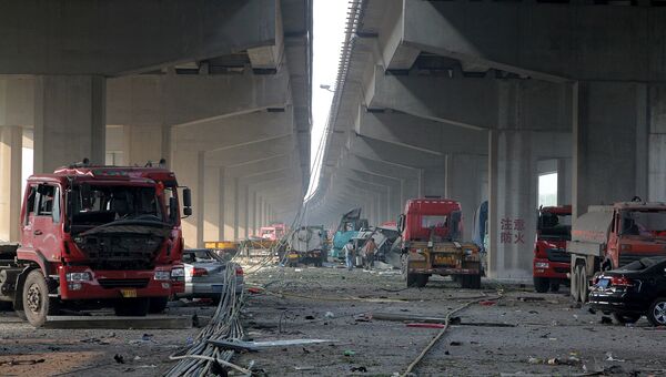 Поврежденные автомобили в результате взрывов на складе опасных веществ в промышленном городе Тяньцзине в Китае
