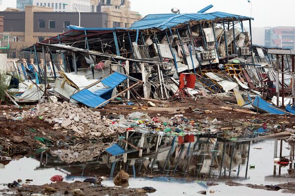 Разрушенное здание общежития в результате взрывов на складе опасных веществ в промышленном городе Тяньцзинь в Китае