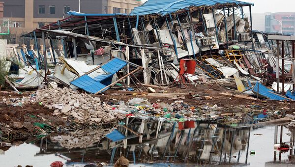 Разрушенное здание общежития в результате взрывов на складе опасных веществ в промышленном городе Тяньцзине в Китае