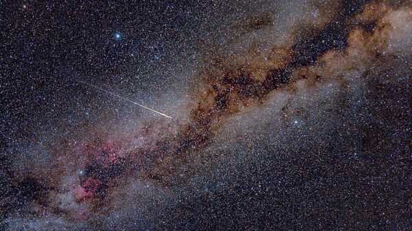 Метеор на фоне Млечного пути. Архивное фото