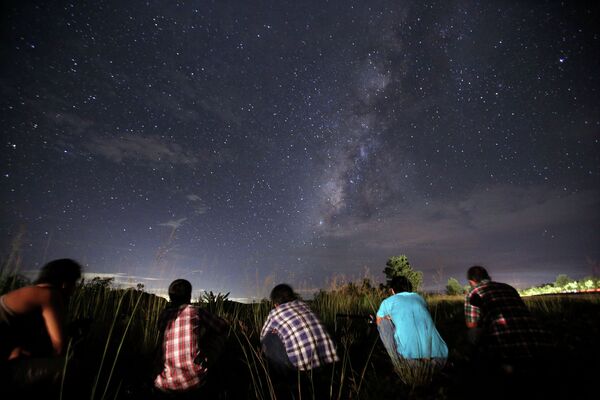 Жители Мьянмы наблюдают за метеоритным дождем Персеиды