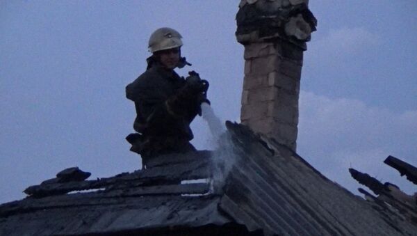 Пожарные тушили крыши загоревшихся после обстрела домов в Донецке