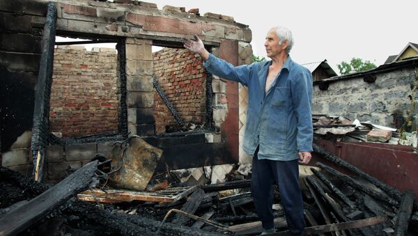 Мужчина у своего дома, разрушенного в результате обстрела украинских силовиков, в Куйбышевском районе Донецка
