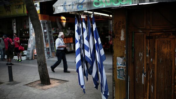 Греческие флаги на киоске в Афинах. Архивное фото