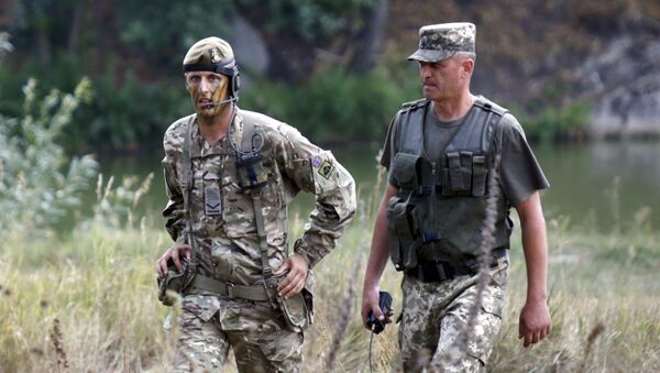 Британский военный инструктор и украинский офицер во время учений на полигоне возле Житомира, Украина