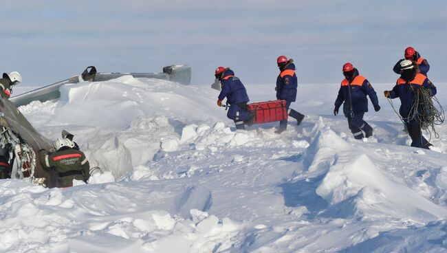 Сотрудники пограничной службы ФСБ и МЧС РФ на учениях в Арктике. Архивное фото