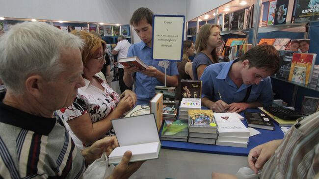 Посетители на книжной ярмарке. Киев, Украина. Архив