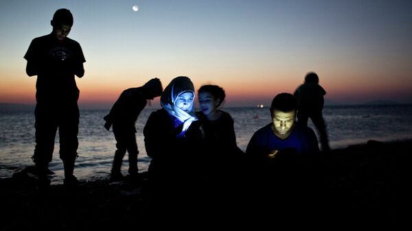 Мигранты после прибытия в лодке на греческий остров Кос