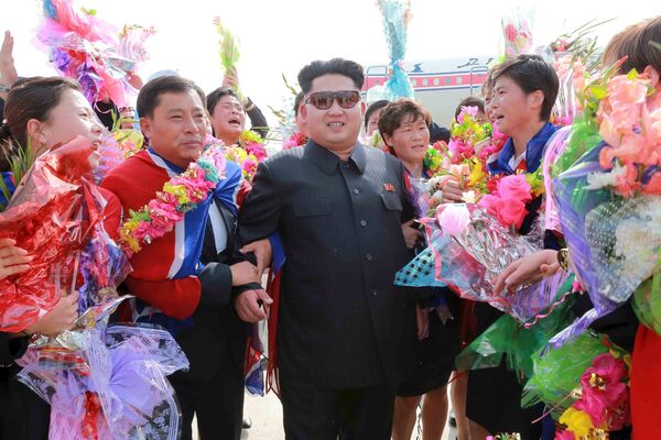 Северокорейский лидер Ким Чен Ын приветствует женскую футбольную команду в аэропорту Пхеньяна