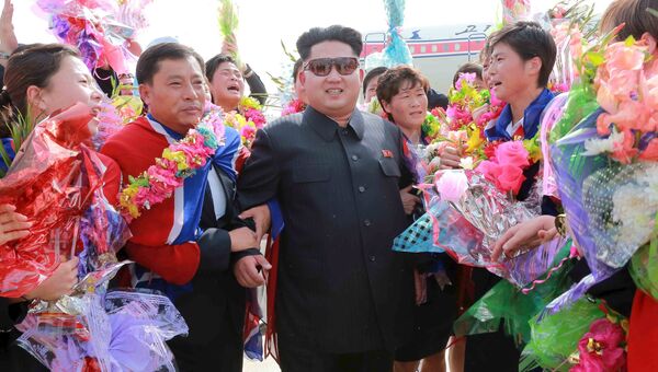 Северокорейский лидер Ким Чен Ын приветствует женскую футбольную команду в аэропорту Пхеньяна