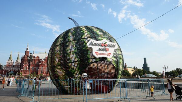 Инсталляция в форме арбуза на площадке городского праздника Московское лето. Фестиваль варенья