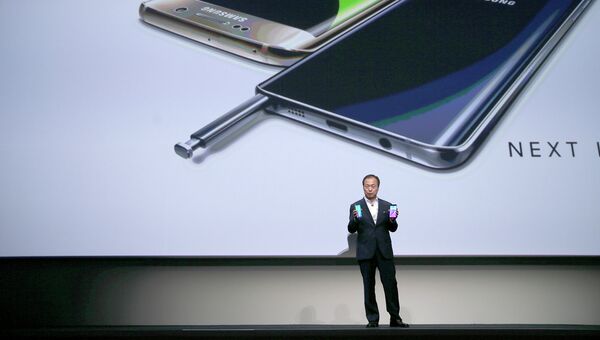 Президент и главный исполнительный директор Samsung Electronics Дж. К. Шин во время презентации Samsung Galaxy S6 и Samsung Galaxy Note 5. 13 августа 2015