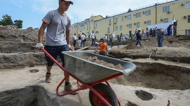 Археологи на раскопках в Кадашевской слободе в Москве