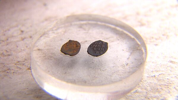Археологи показали монеты из найденного в Москве клада времен Медного бунта