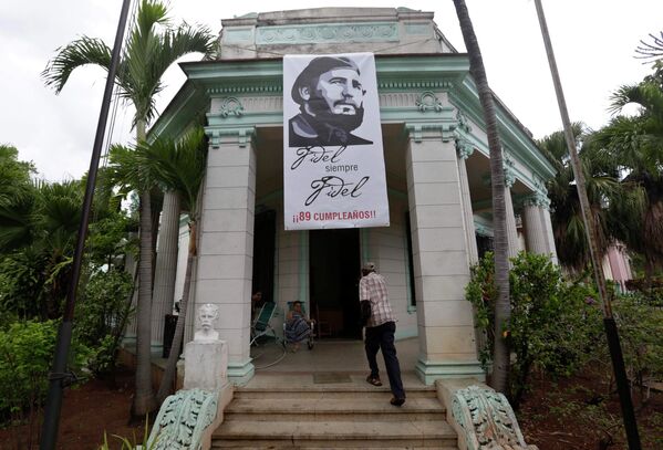 Баннер с изображением бывшего президента Кубы Фиделя Кастро в Гаване
