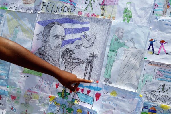Детские рисунки, посвященные бывшему президенту Кубы Фиделю Кастро