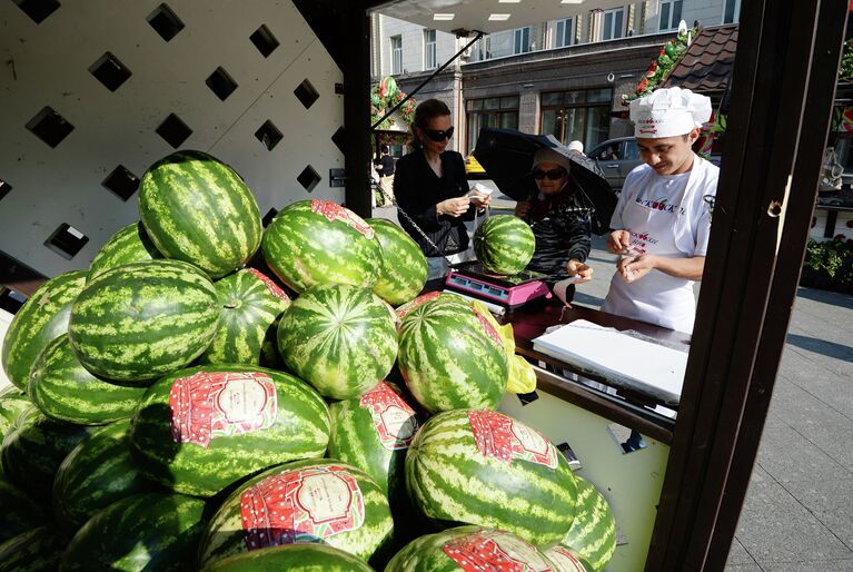 Продажа арбузов на площадке городского праздника Московское лето. Фестиваль варенья