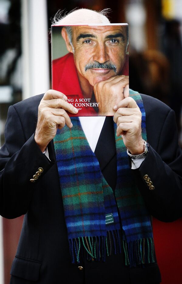 Шотландский актер Сэр Шон Коннери держит свою книгу Быть шотландцем. 2008 год