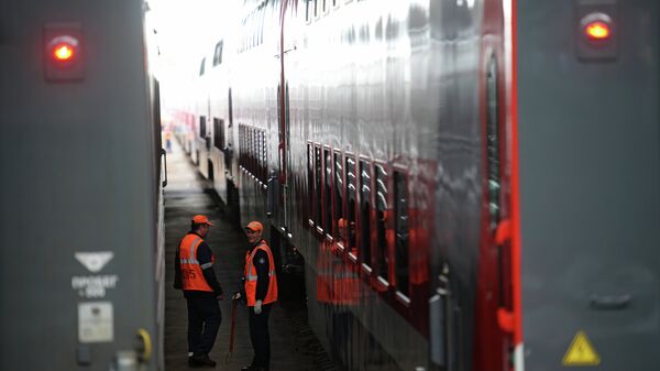 Рабочие проверяют новый двухэтажный поезд сообщением Москва - Воронеж. Архивное фото