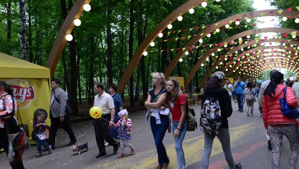Отдыхающие в парке Сокольники в Москве