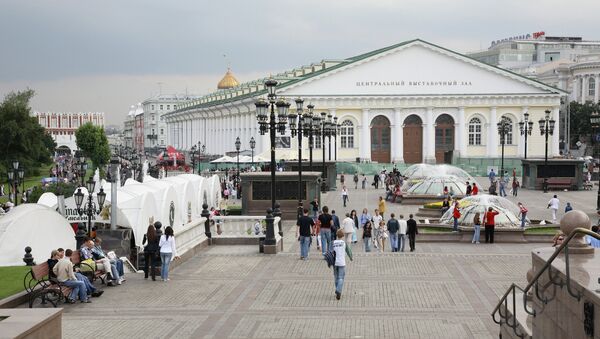 Вид на Центральный выставочный зал Манеж в Москве
