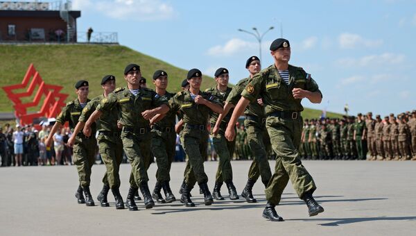 Военнослужащие команды министерства обороны России, завоевавшие первое место в соревнованиях экипажей боевых машин пехоты Суворовский натиск