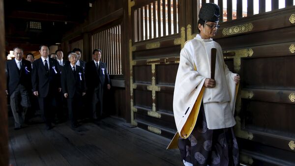 Жрец и группа японских политиков в храме Ясукуни