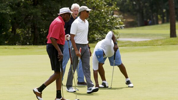 Президент США Барак Обама провел матч по гольфу с Биллом Клинтоном