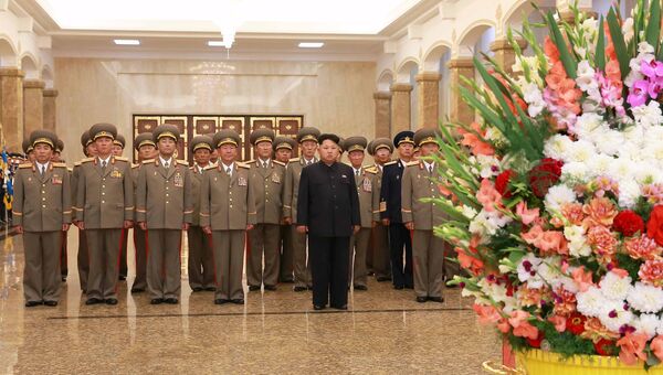 Ким Чен Ын во время торжественной церемонии по случаю 70-летия освобождения Кореи от японского колониализма в мемориальном дворце Кымсусан, 15 августа 2015