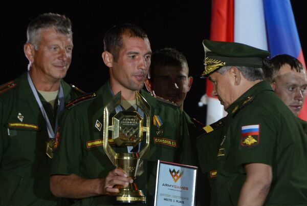 Министр обороны РФ Сергей Шойгу поздравляет команду победителей чемпионата мира по Танковому биатлону
