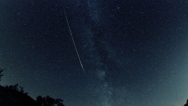 Фотограф-любитель запечатлел длинный след метеорита из потока Персеид