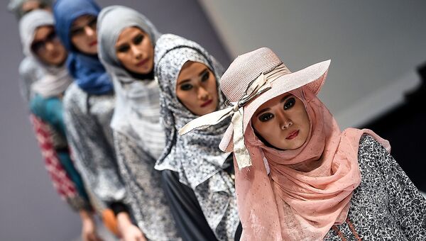 Показ коллекции Yan. Неделя моды в Куала-Лумпур, Малайзия. Август 2015