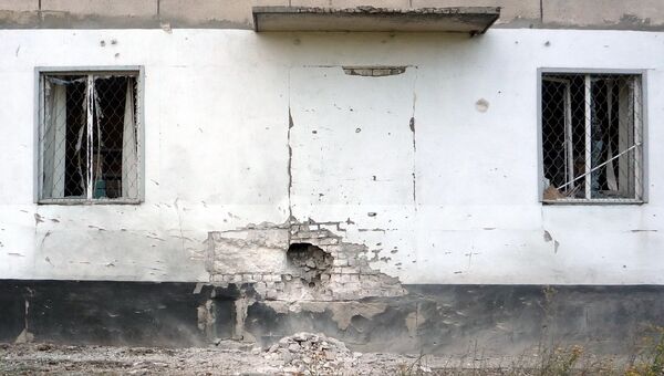 Попадание снаряда в дом в Первомайске. Архивное фото