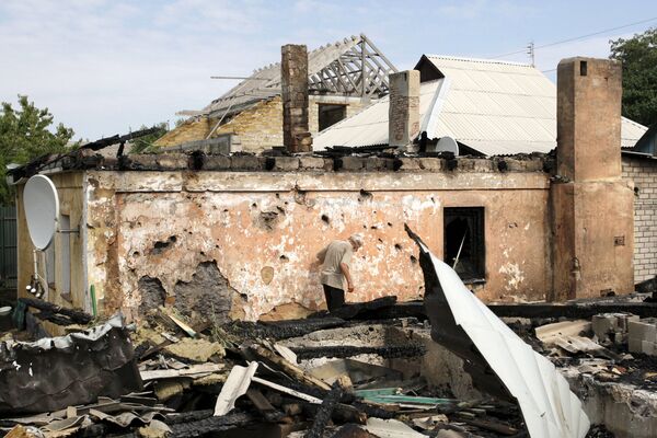 Разрушенный во время обстрела дом в Донецке
