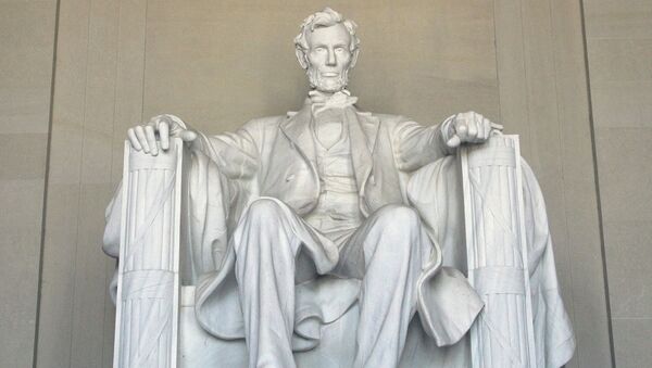 Статуя шестнадцатого президента США Авраама Линкольна