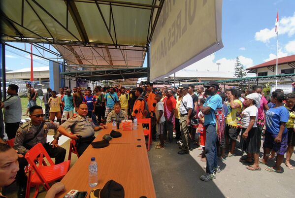 Близкие и родственники пассажиров пропавшего самолета в аэропорту Джаяпура, Индонезия
