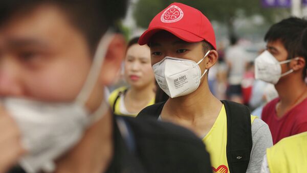 Волонтер в защитной маске в Тяньцзине